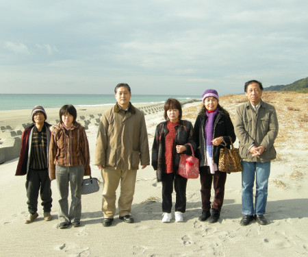 小島の海岸で初詣の記念撮影