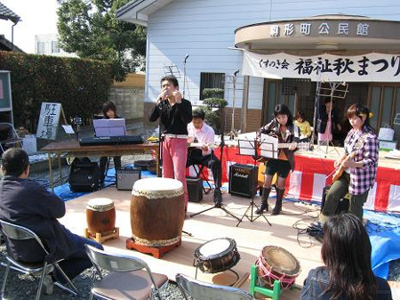 2005年11月のブリリアント祭りの野外コンサート。